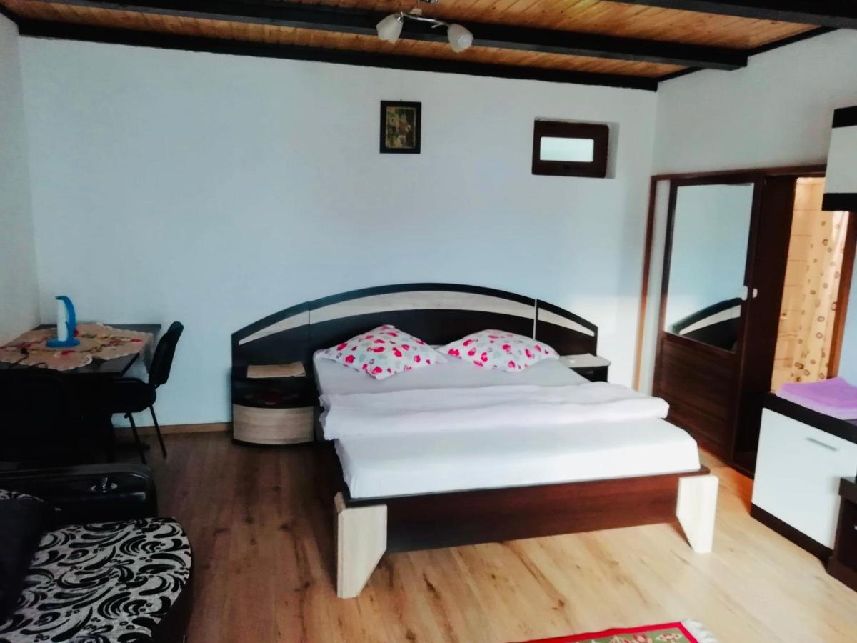 Cameră cvadruplă cu baie privată.