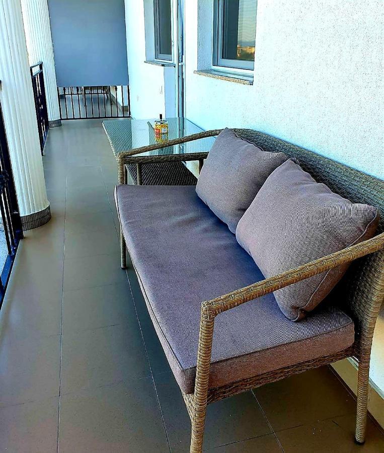 Cameră King cu vedere la piscină și balcon