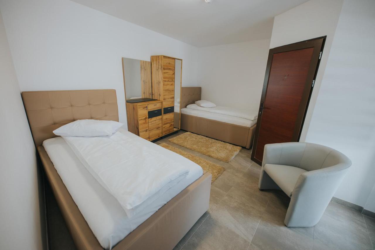 Dreibettzimmer mit eigenem Bad