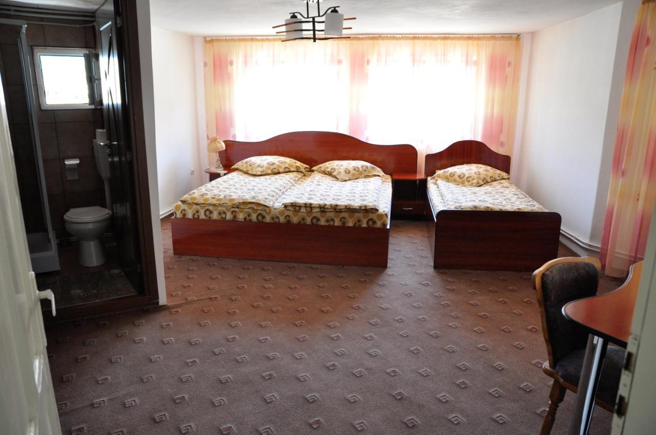 Cameră triplă cu baie privată