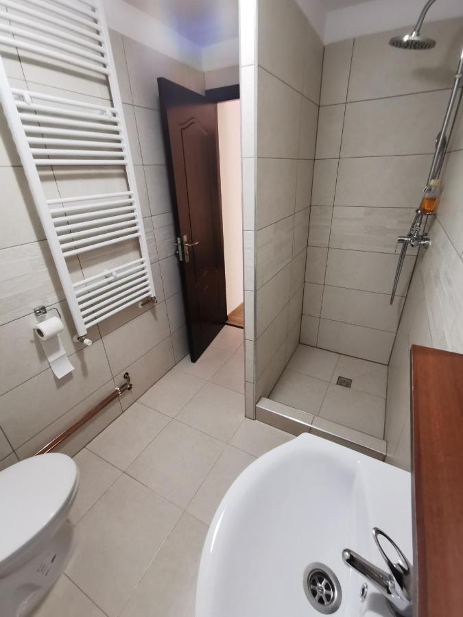 Cameră dublă cu balcon (2 adulți + 1 copil)