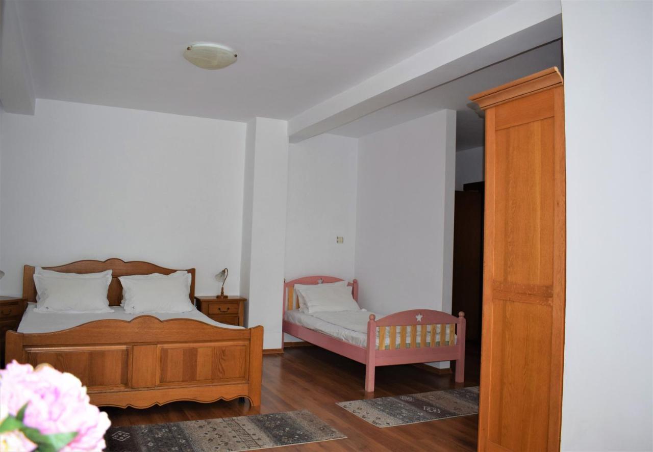Cameră triplă cu balcon