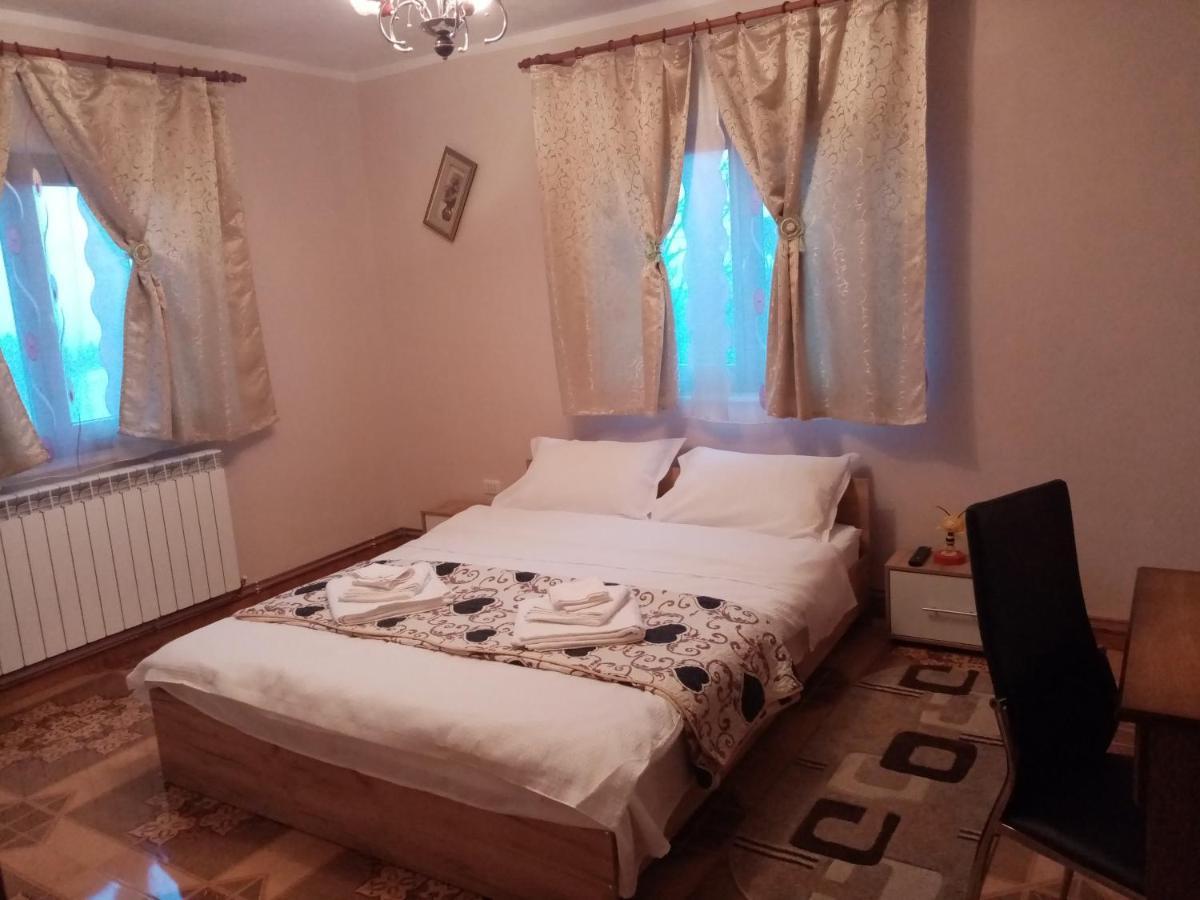 Cameră dublă cu baie comună