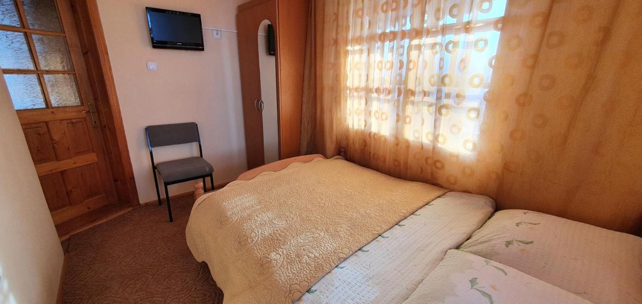 Cameră dublă cu baie comună