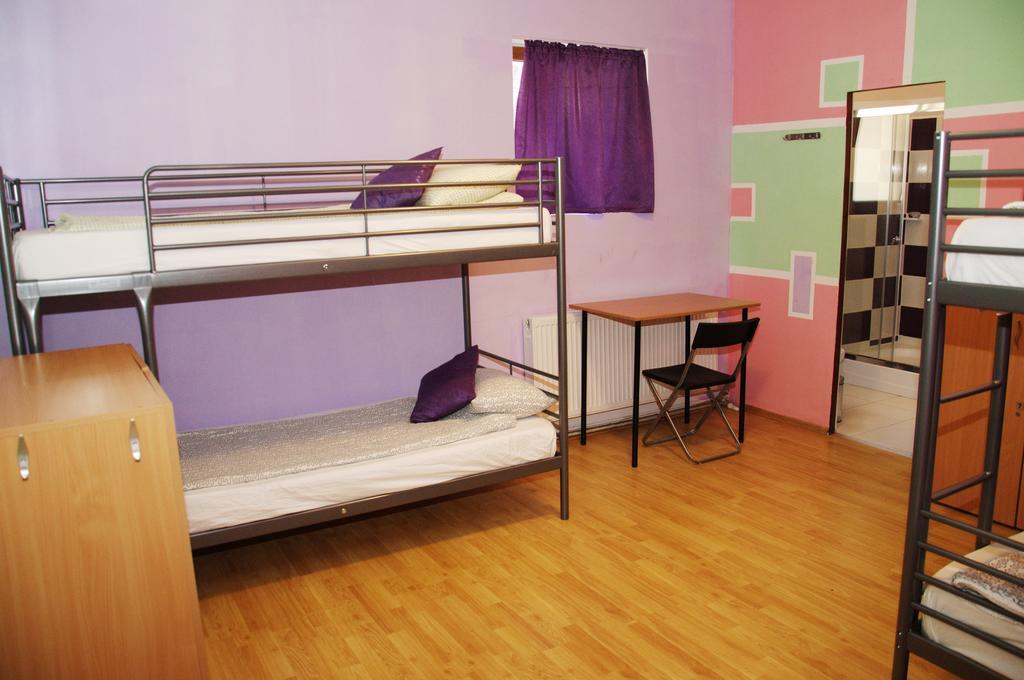 Cama en habitación compartida mixta con 4 camas y baño privado