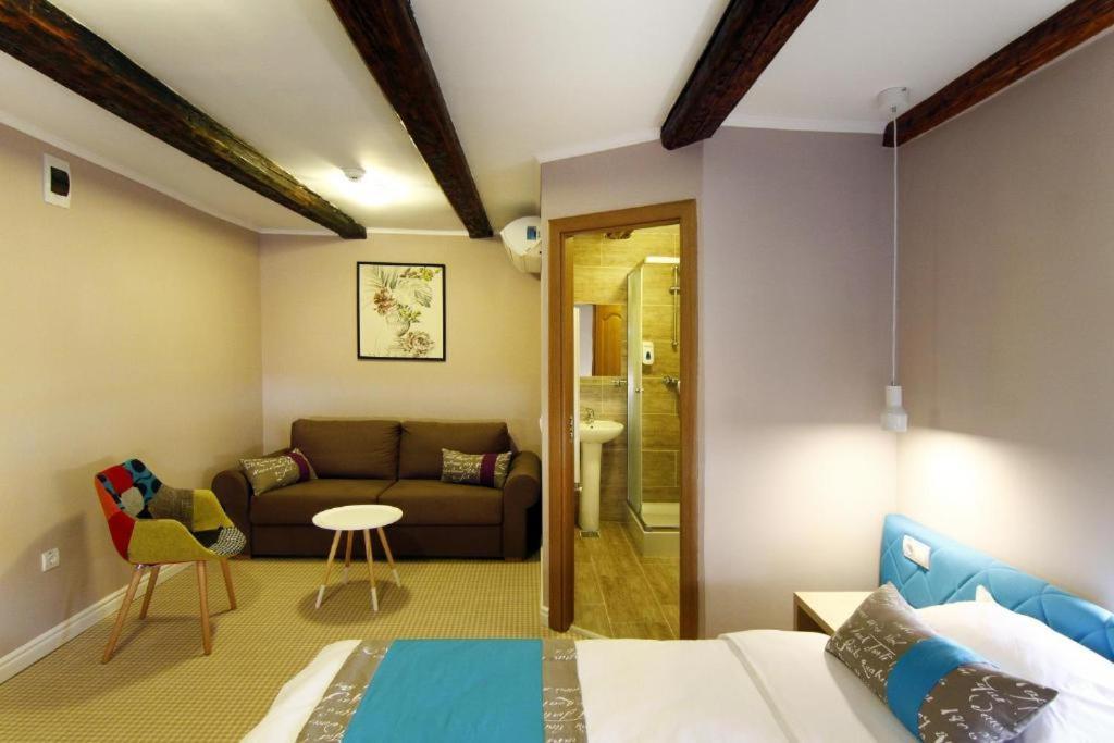 Habitación con cama extragrande.