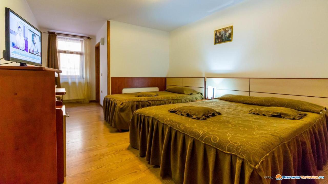 Cameră triplă Confort cu duș