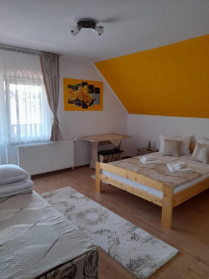 Cameră triplă cu balcon