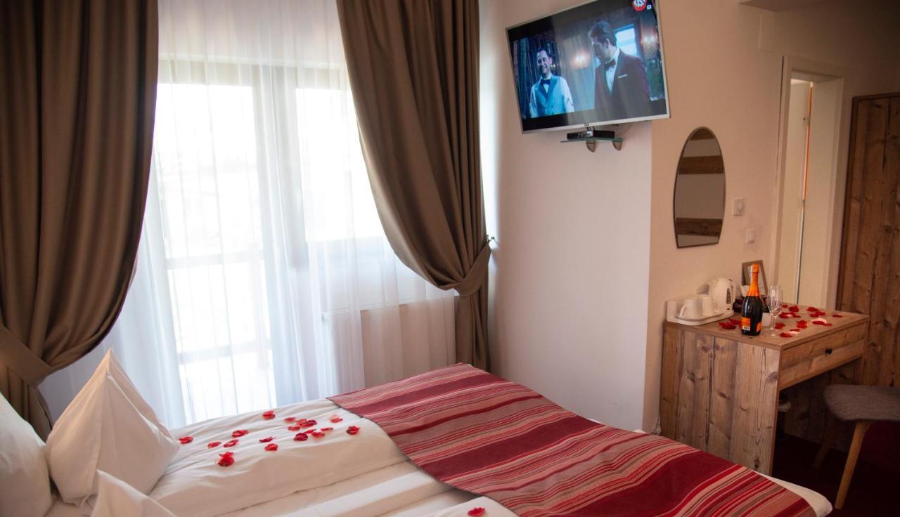 Cameră dublă cu balcon și vedere la deal