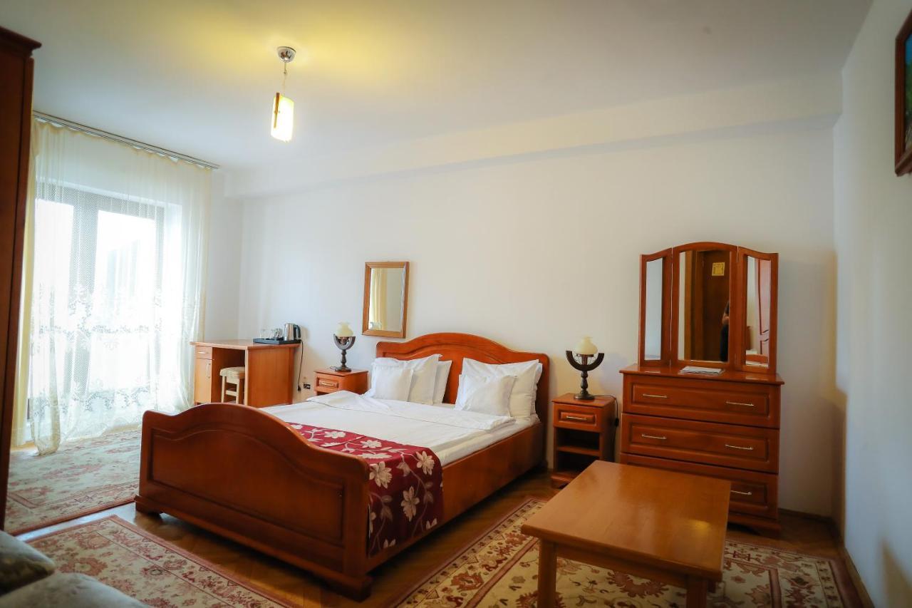 Suită cu vedere la munte