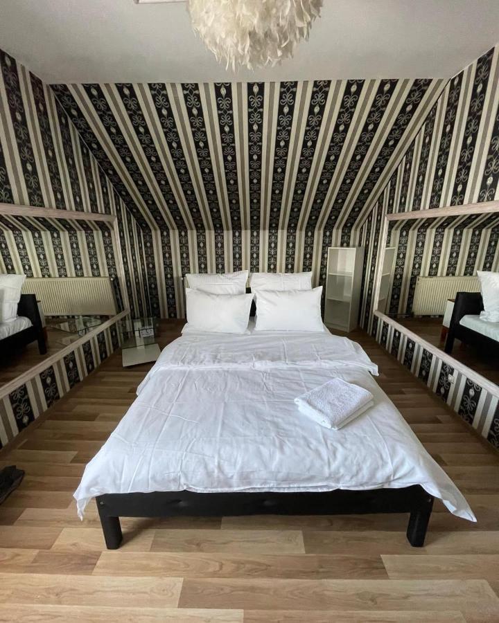 Zimmer mit Kingsize-Bett und Whirlpool