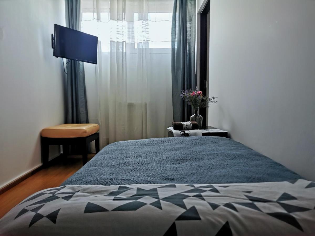 Cameră single cu baie privată