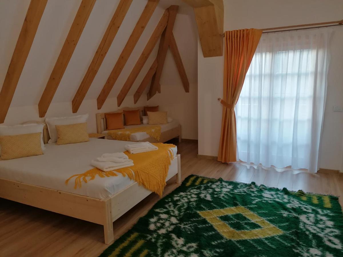 Cameră triplă