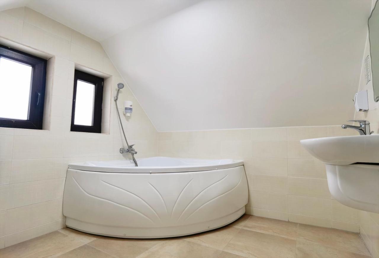 Cameră triplă cu baie privată
