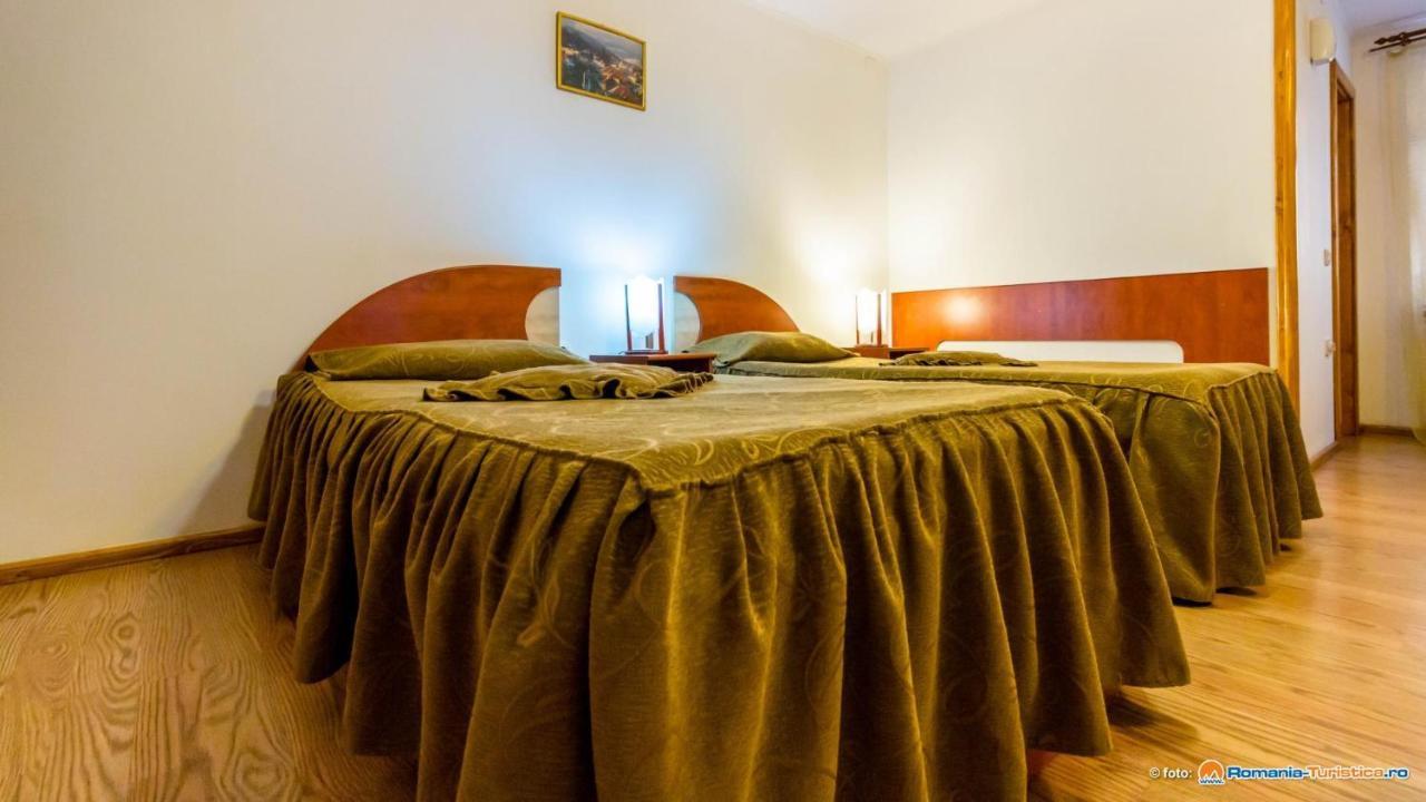 Cameră single cu baie