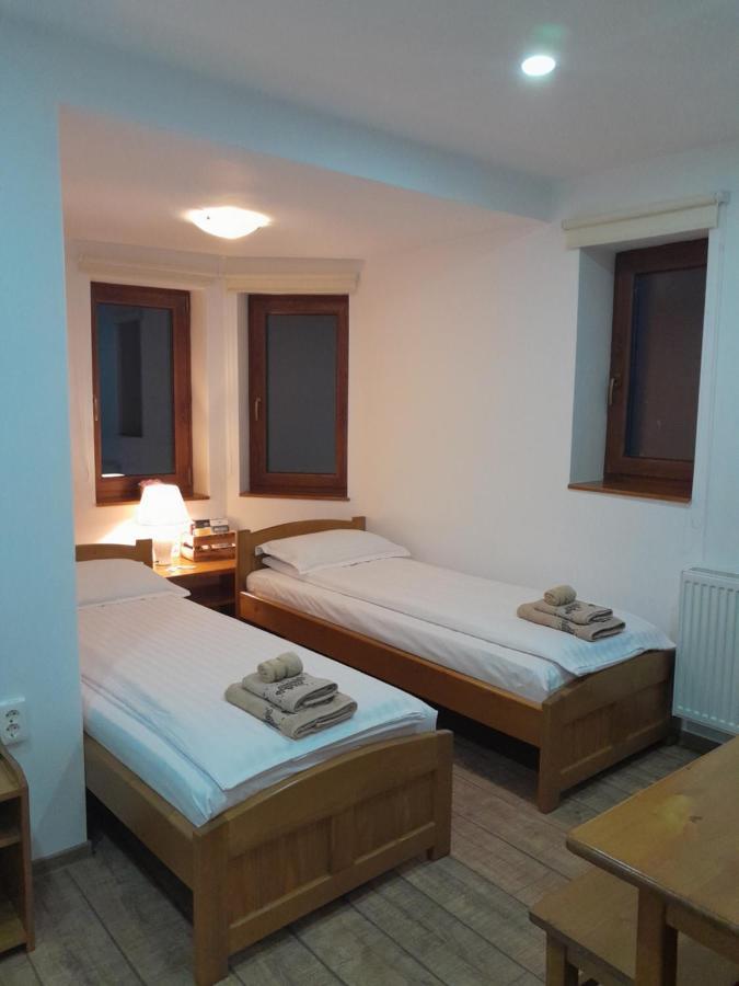 Cameră triplă cu vedere la oraș
