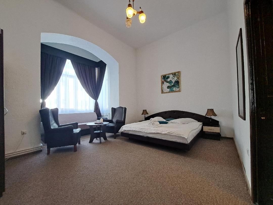 Cameră de familie cu vedere la grădină