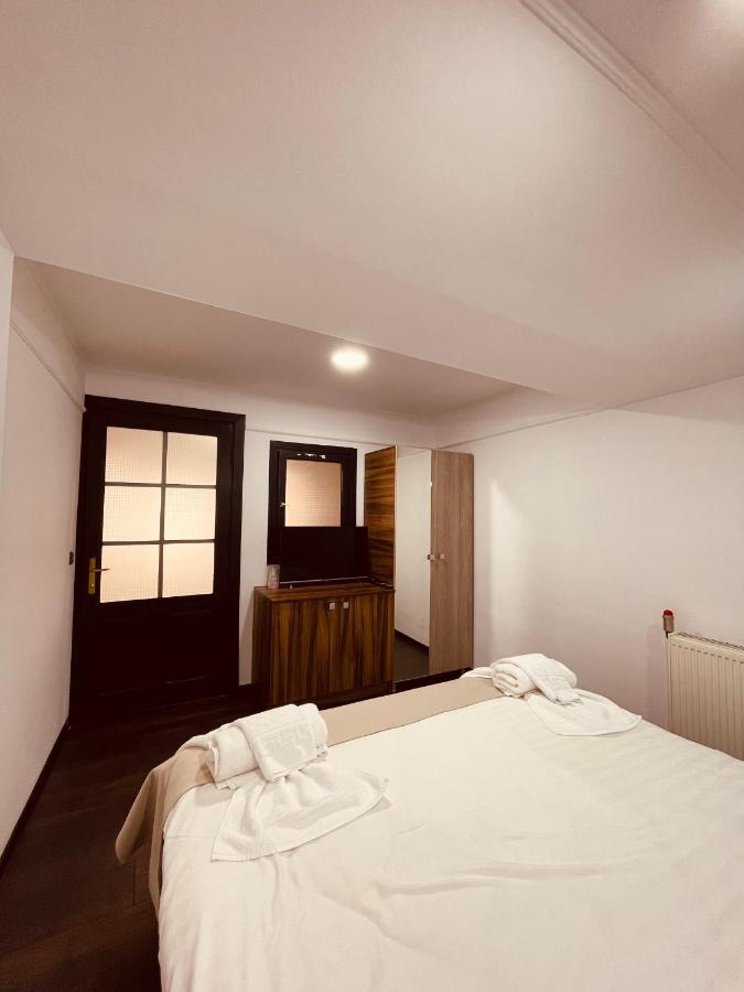 Apartament cu vedere la piscină