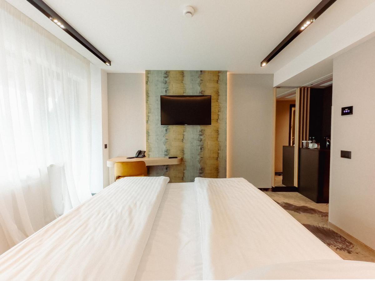 Deluxe Double Room without Balcony swimming pool access