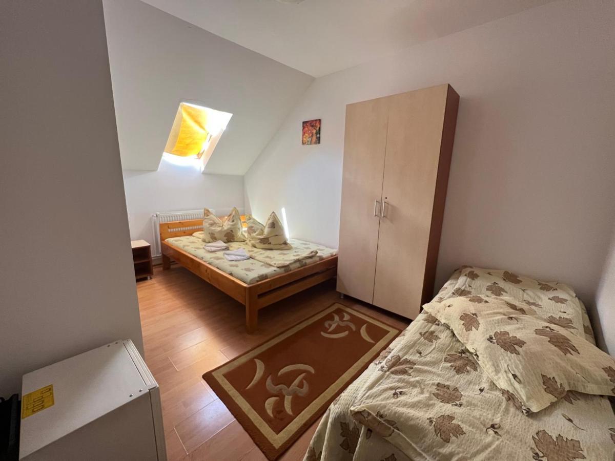 Cameră twin cu baie privată