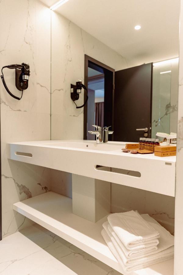 Single Room swimming pool access