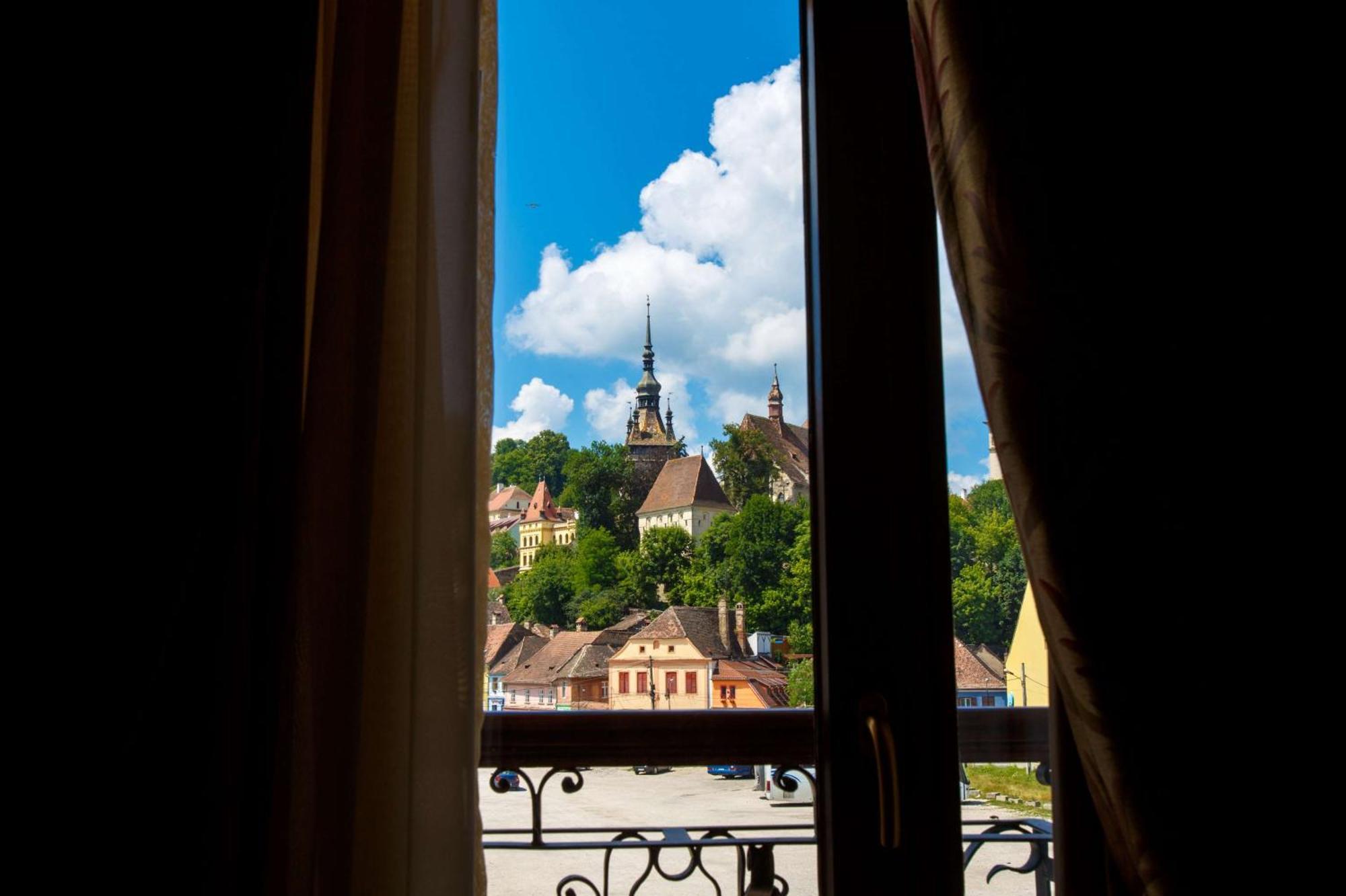 Maisonette-Zimmer mit Queensize-Bett und Blick auf die Zitadelle