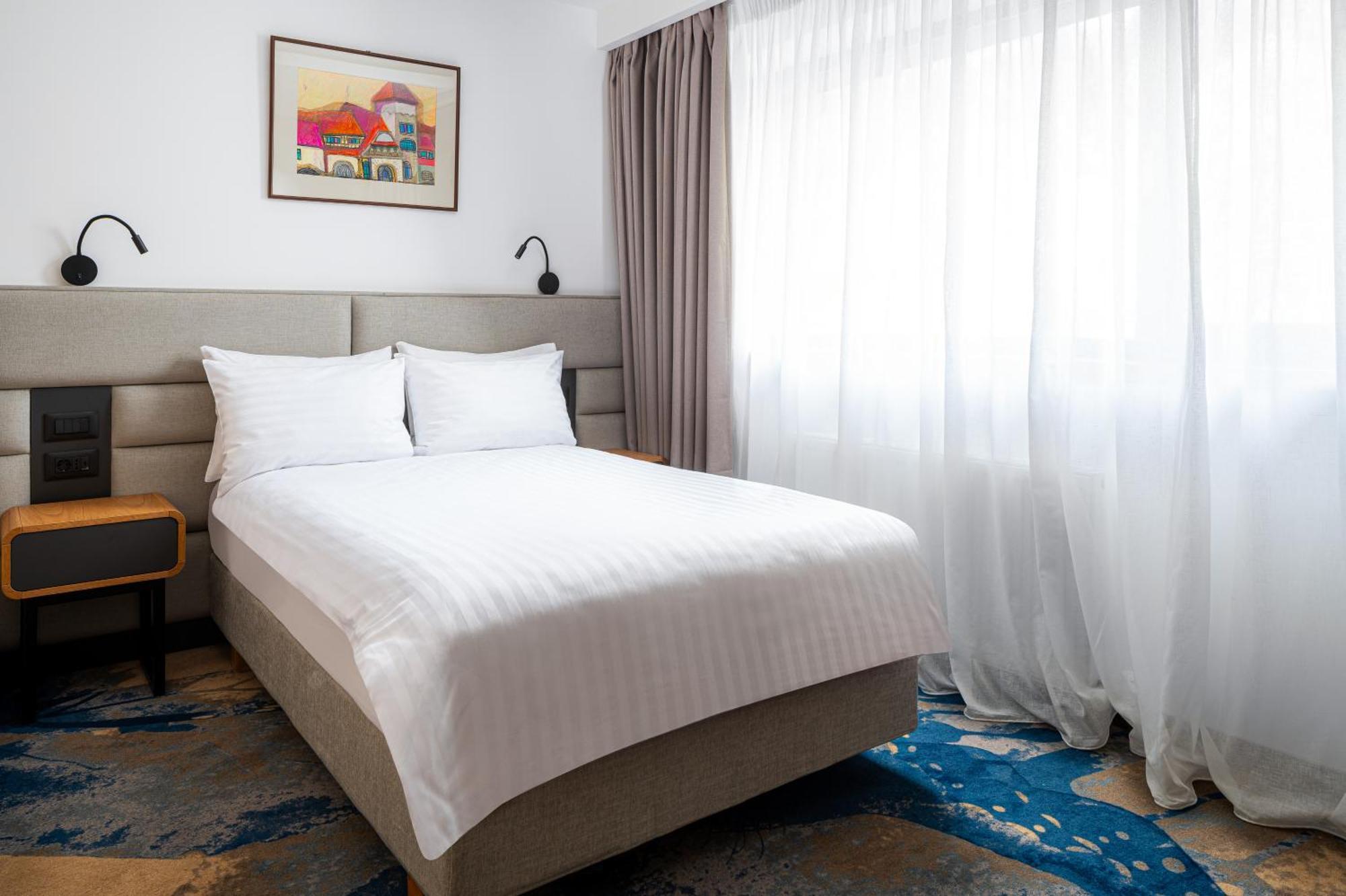 Single Room swimming pool access