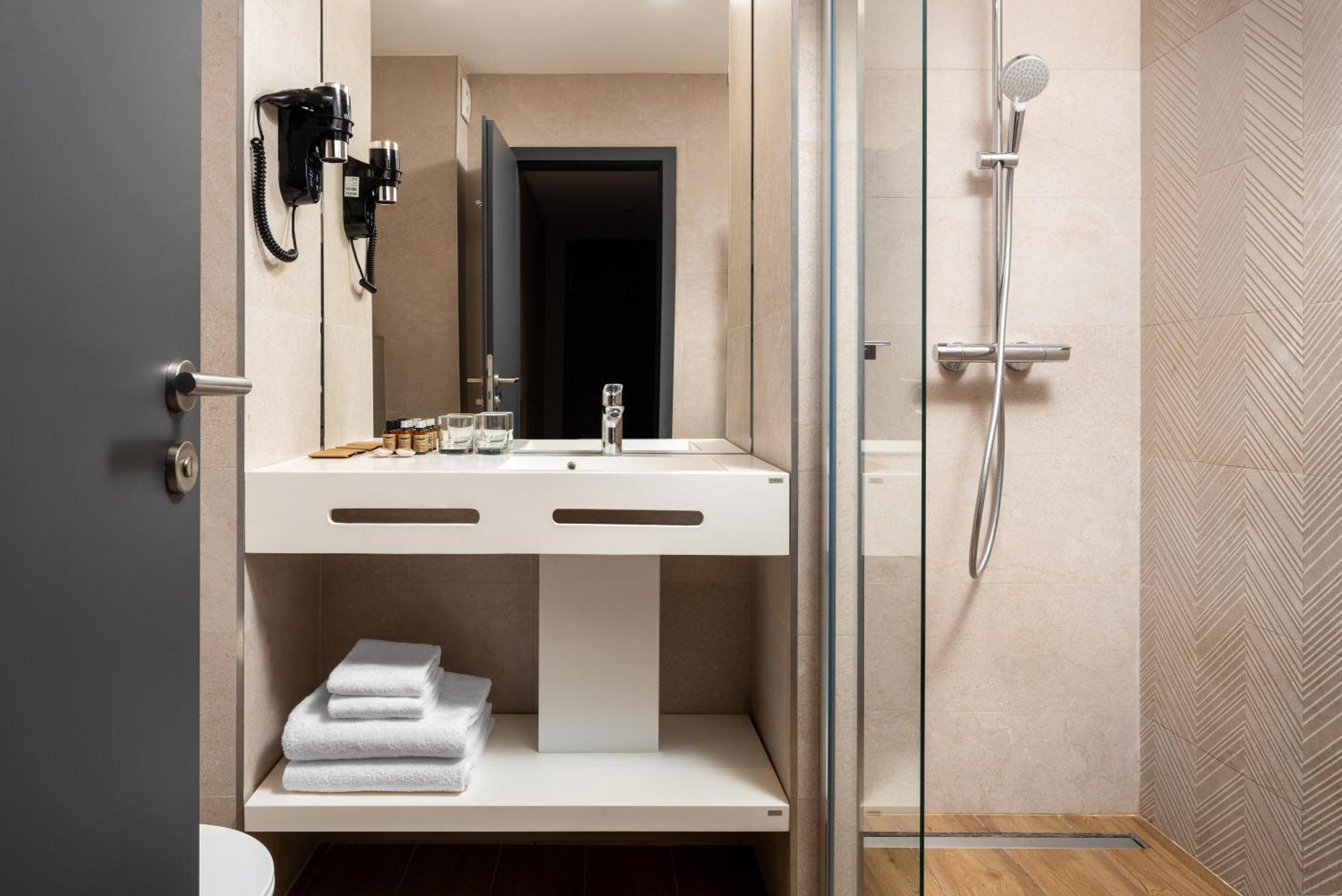 Single Room swimming pool access