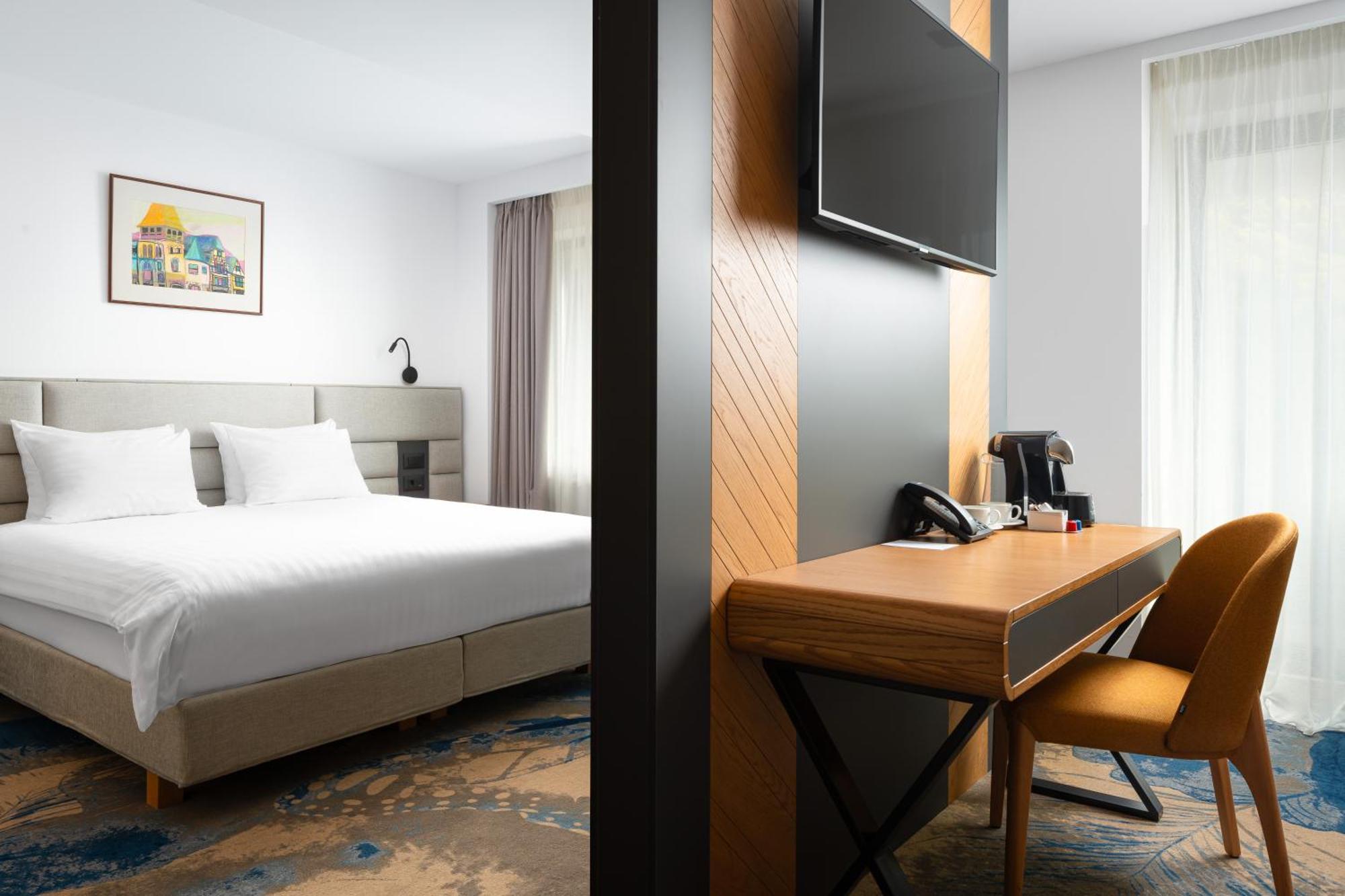 Duke's Suite Mountain View swimming pool access