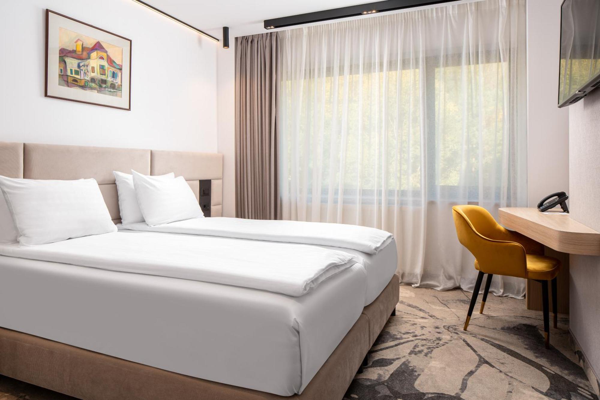 Deluxe Double Room without Balcony swimming pool access