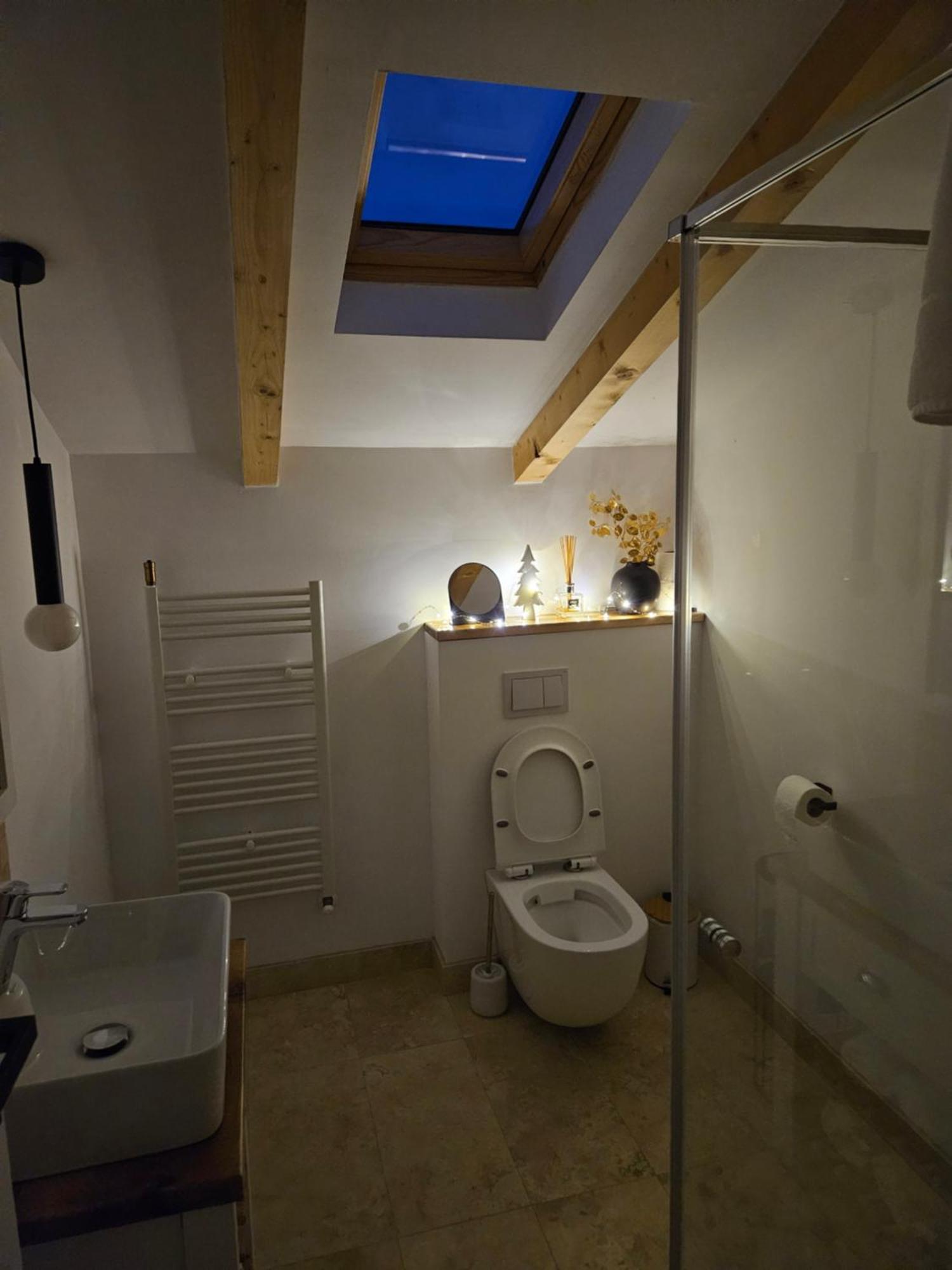 Cameră dublă sau twin cu baie privată