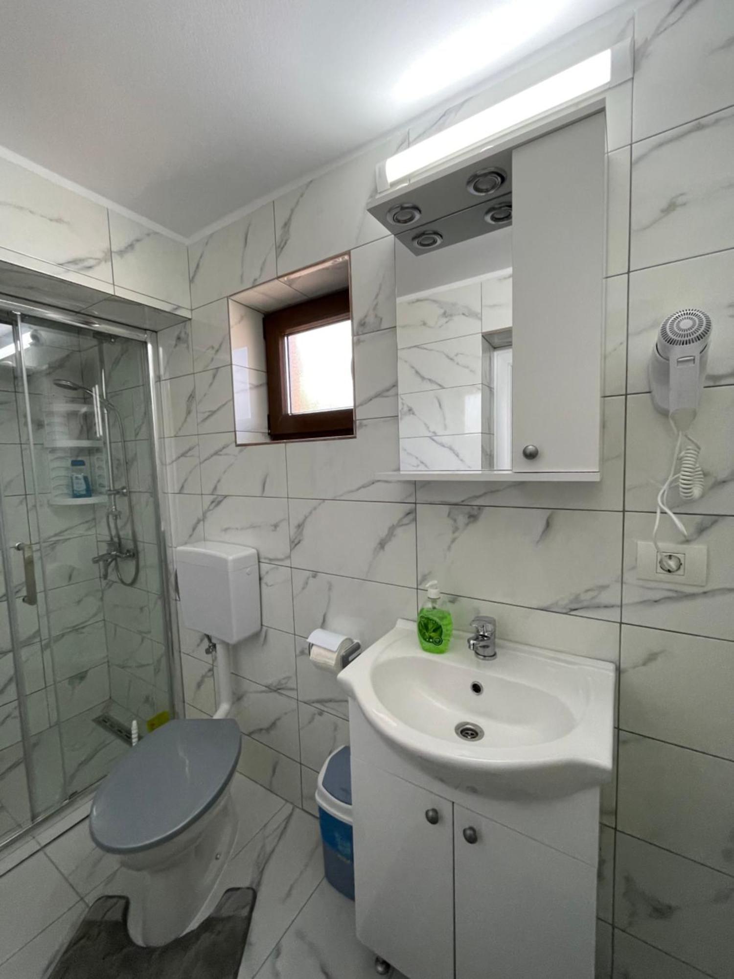 Cameră triplă cu baie privată