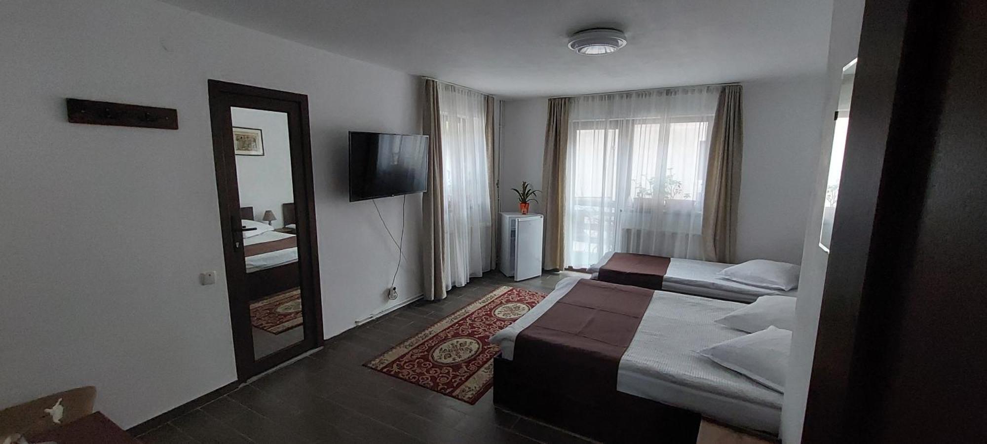 Cameră triplă cu balcon