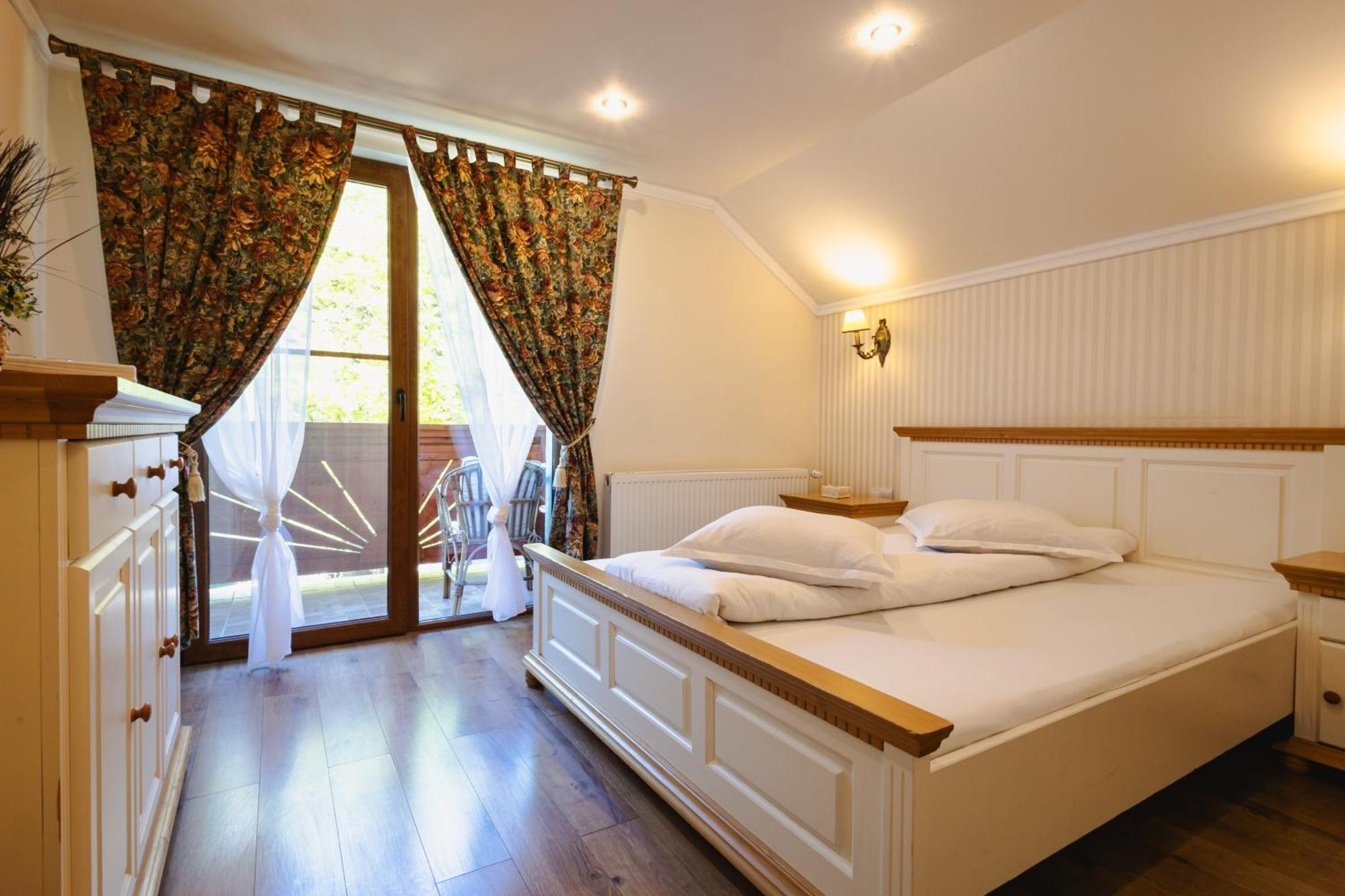 Cameră King cu balcon