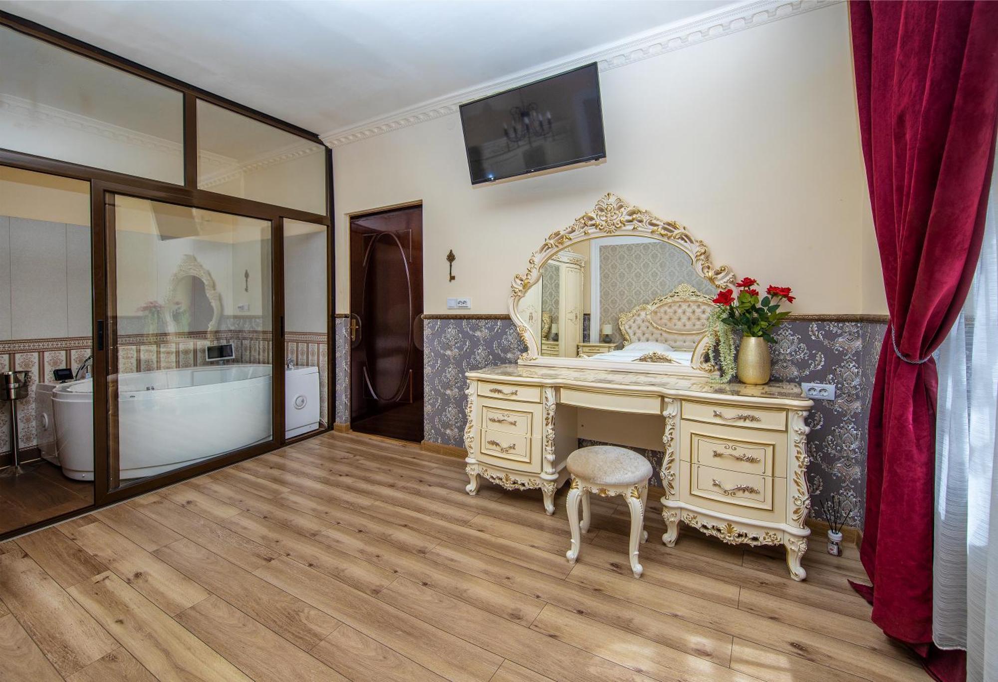 Deluxe Studio Spa Bath