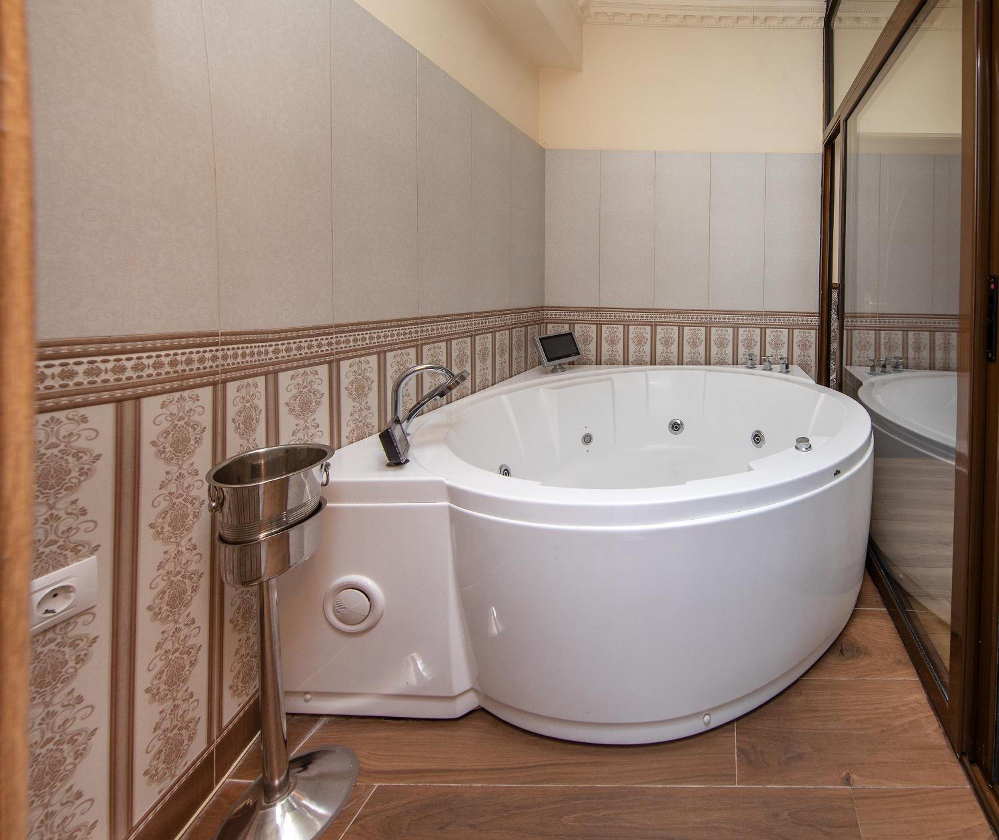 Deluxe Studio Spa Bath