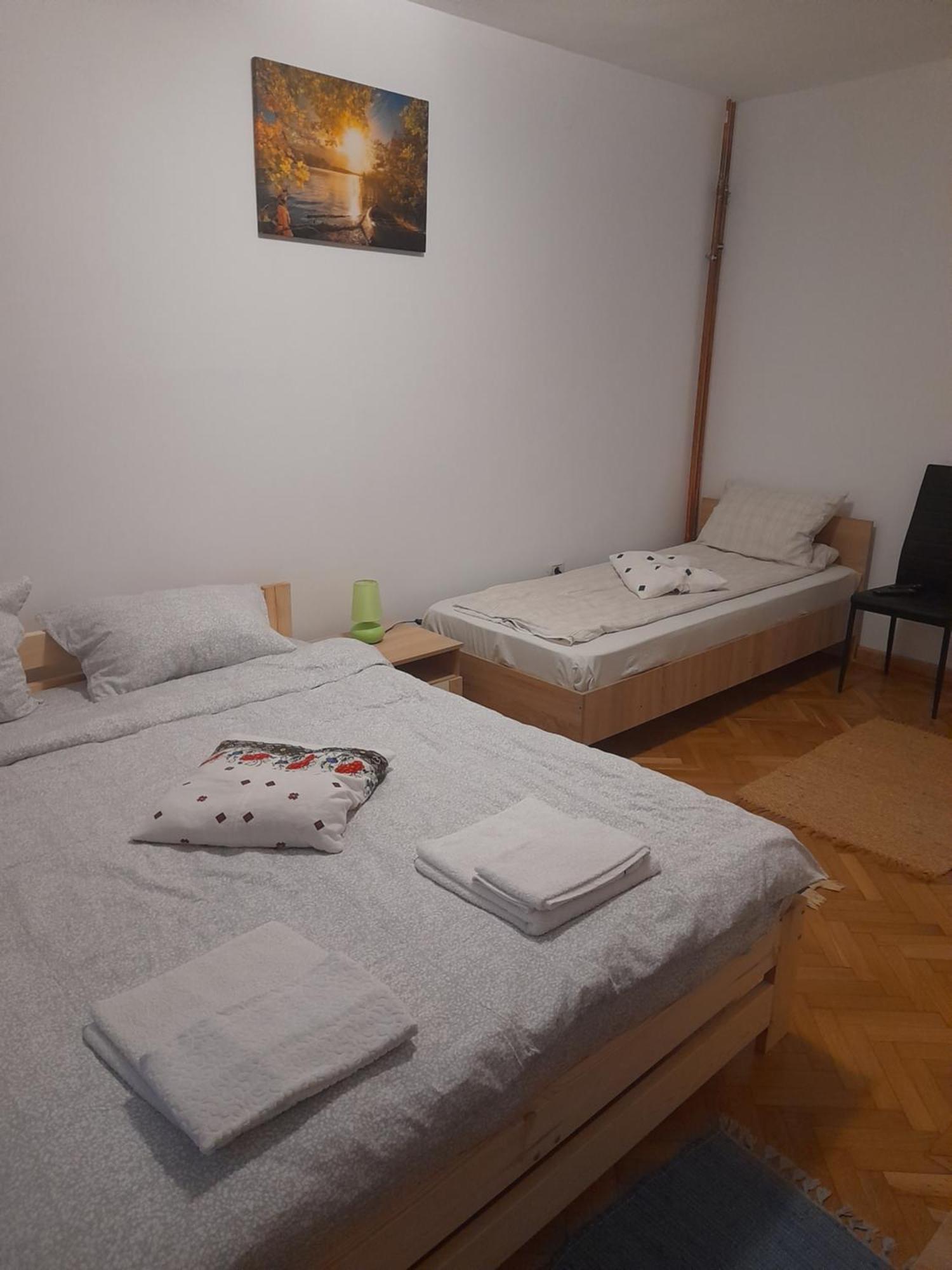 Cameră triplă Confort cu duș