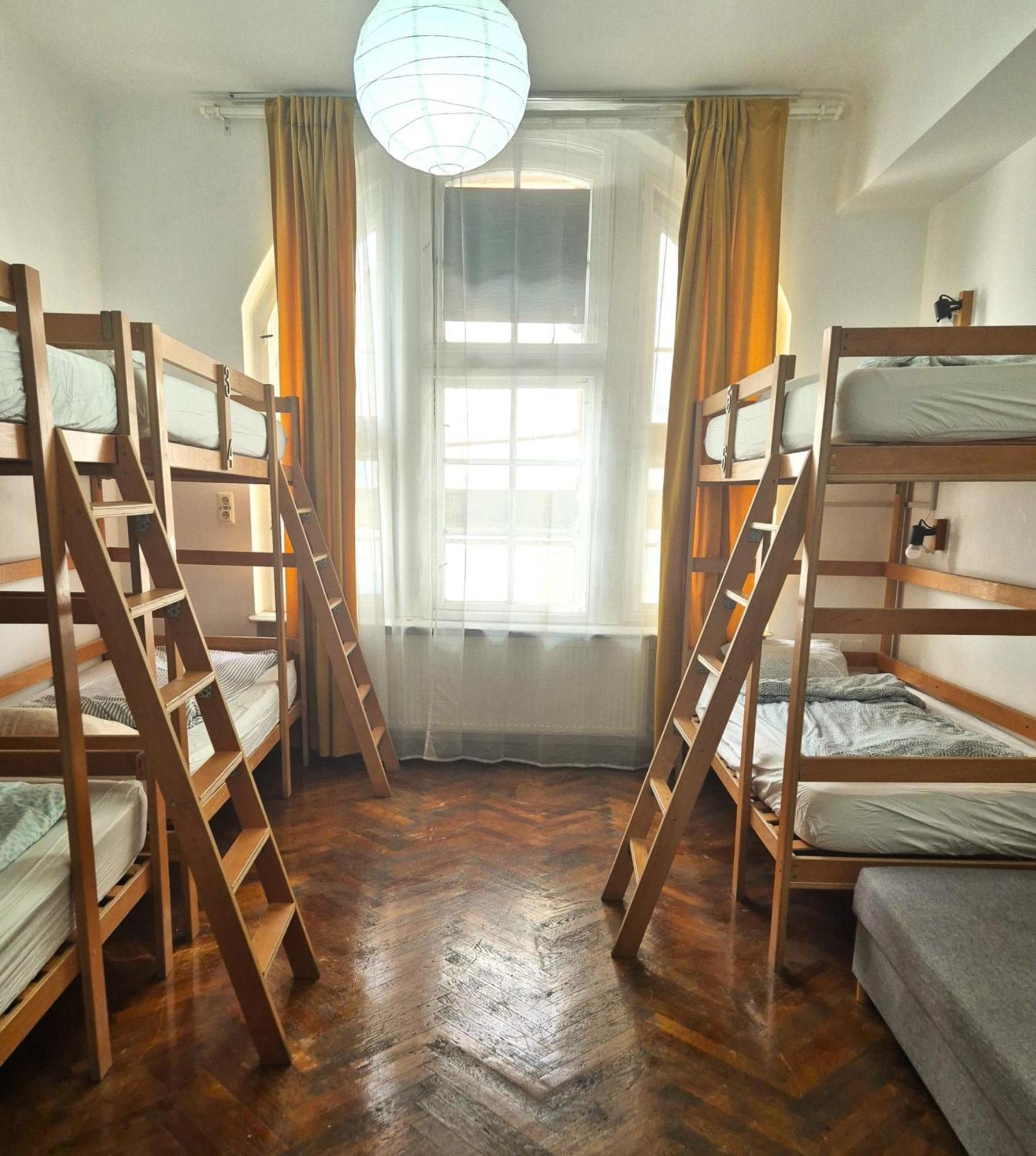 Posto Letto in Dormitorio Femminile con 6 Letti