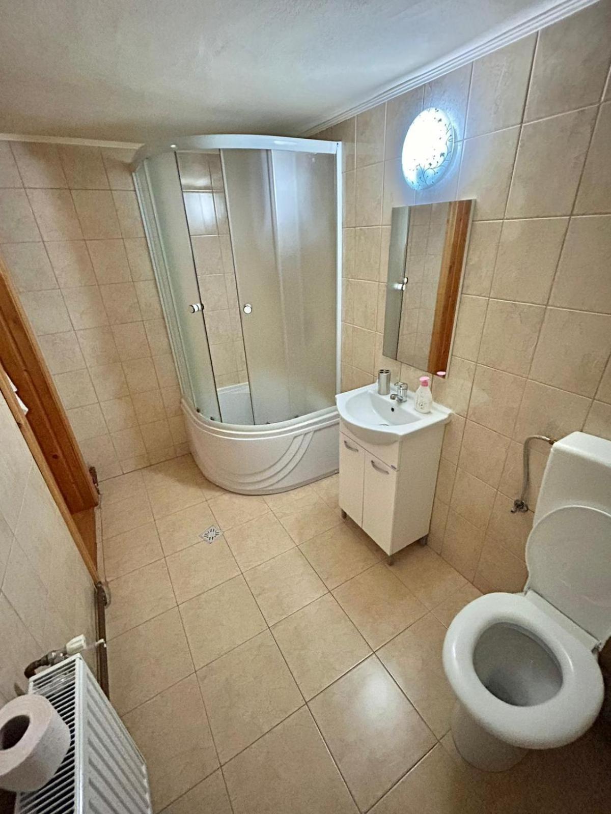 Cameră triplă cu baie privată