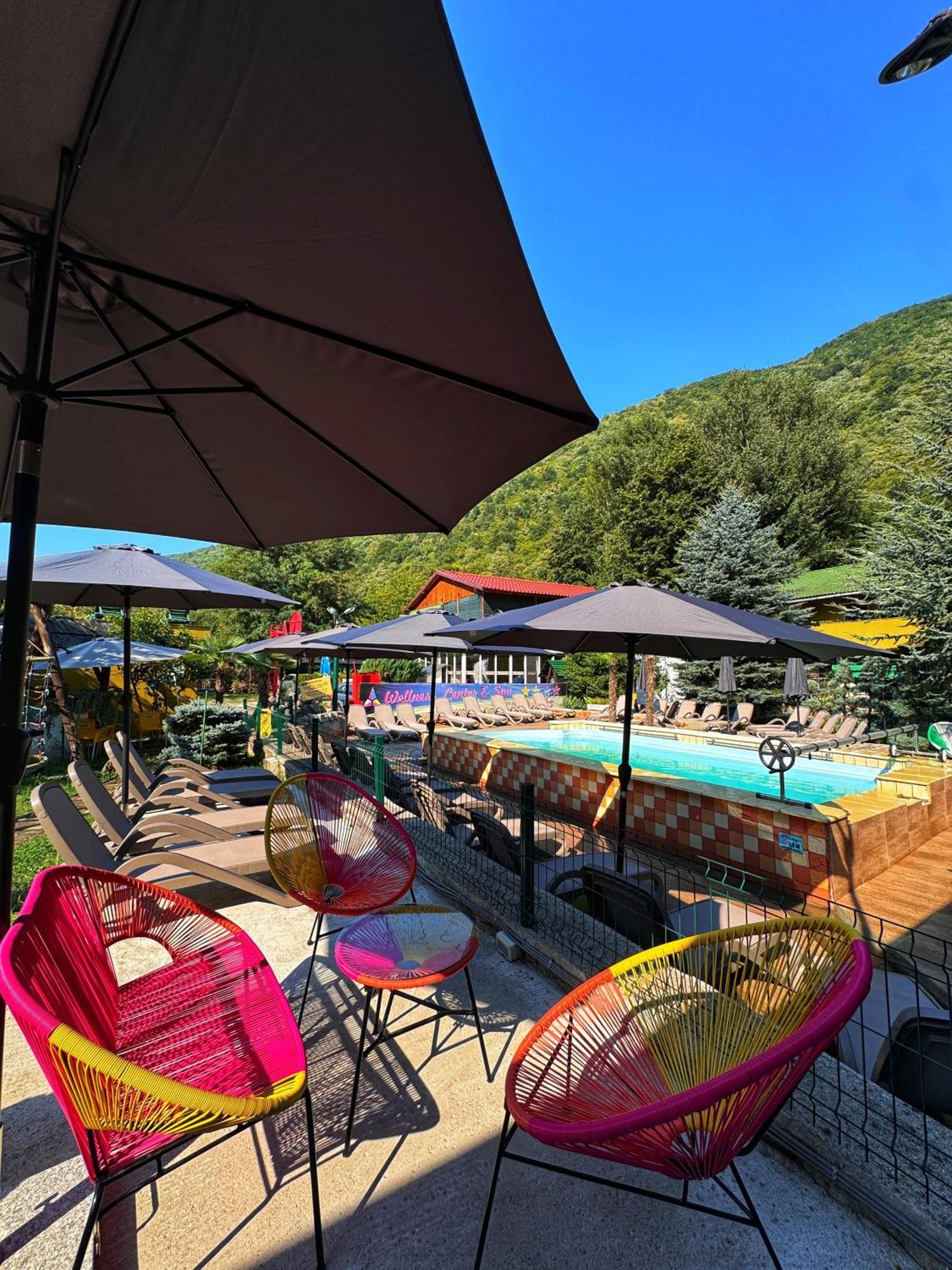 Camera de Familie cu Vedere la Piscina
