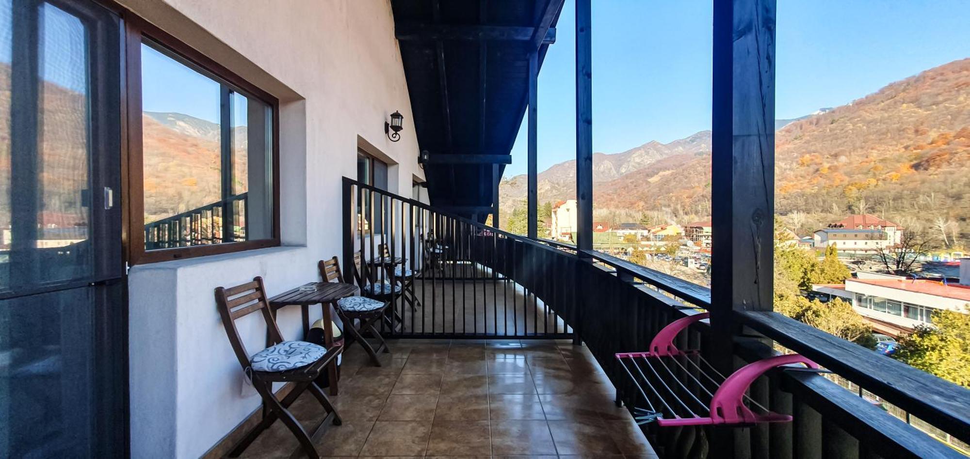 Cameră triplă cu balcon
