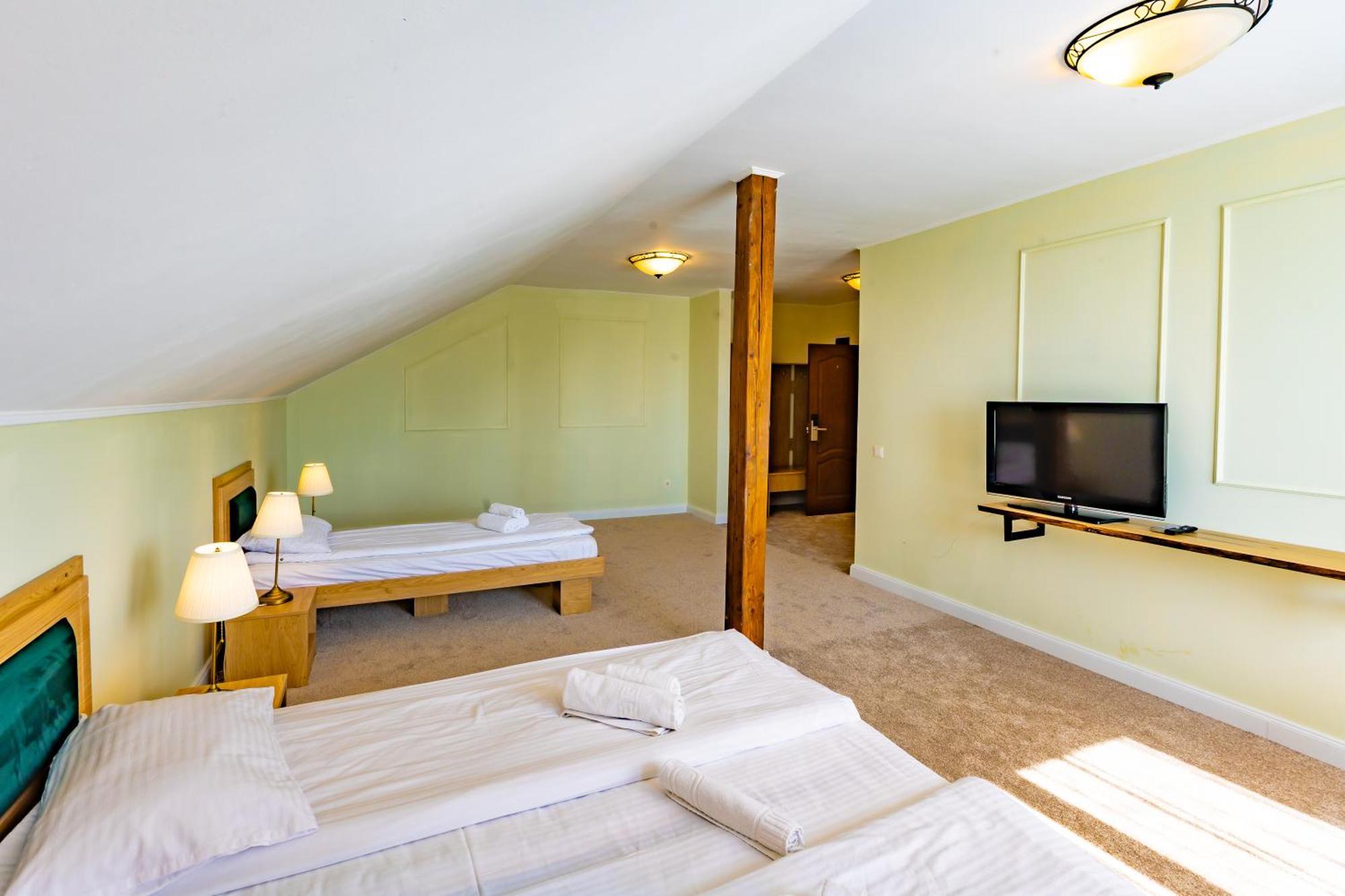 Dreibettzimmer mit Stadtblick