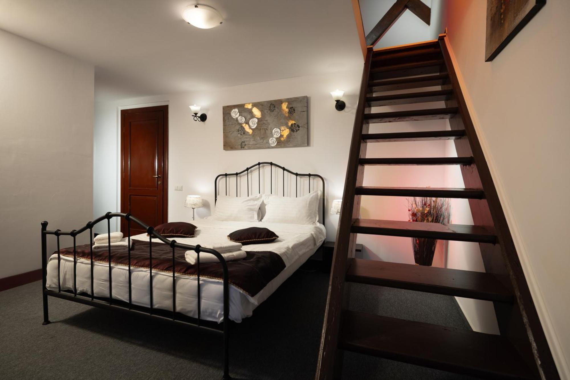 Standard Queen Room
