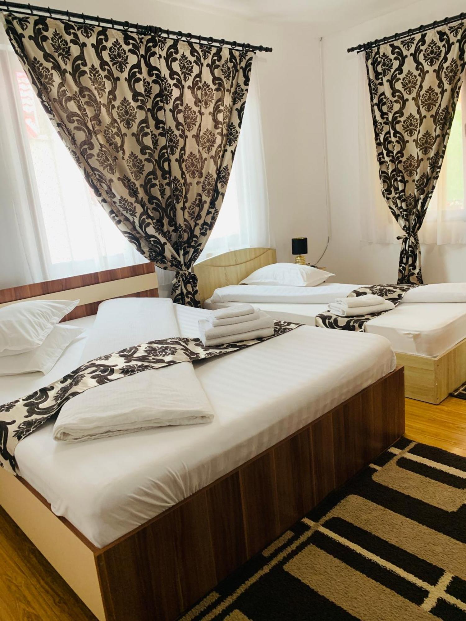 Cameră triplă cu balcon