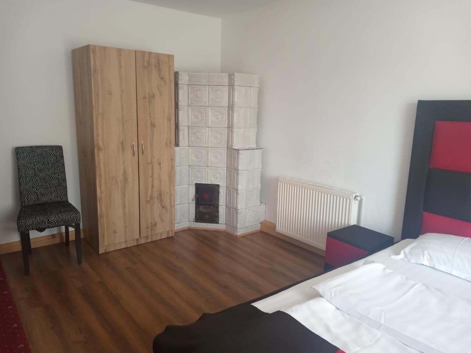 Cameră dublă cu baie privată externă