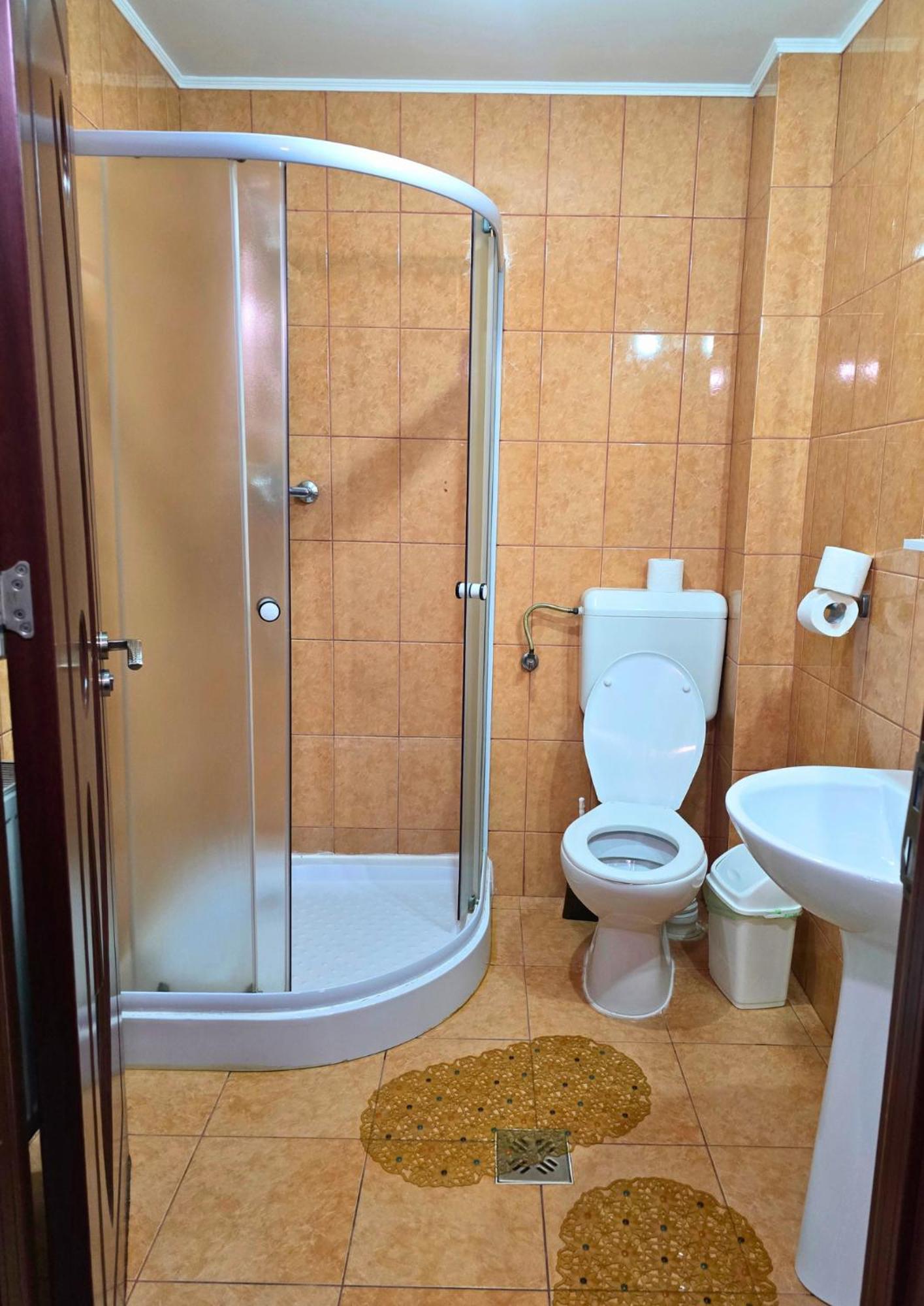 Cameră cvadruplă cu baie privată.