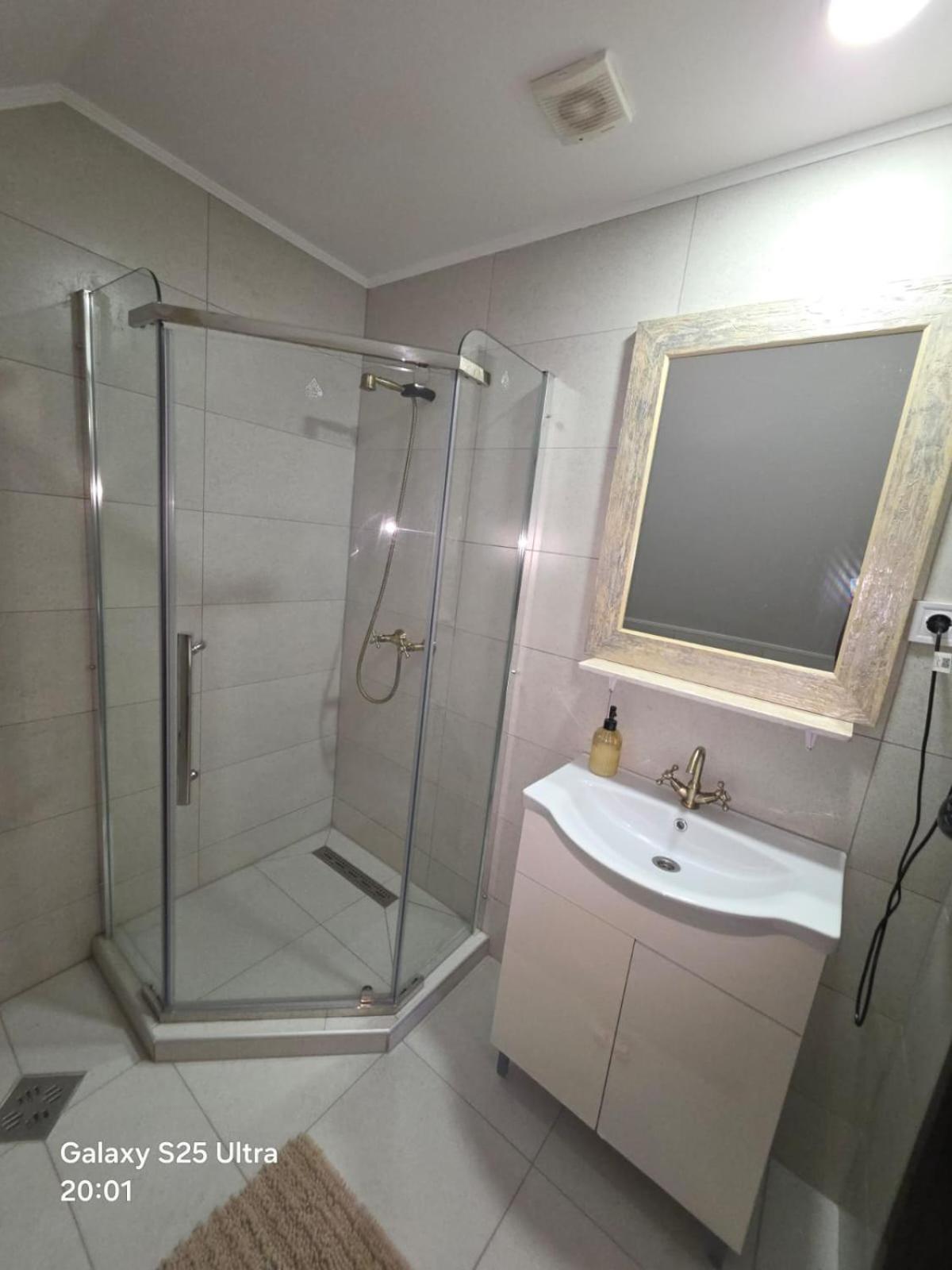 Cameră triplă cu baie privată