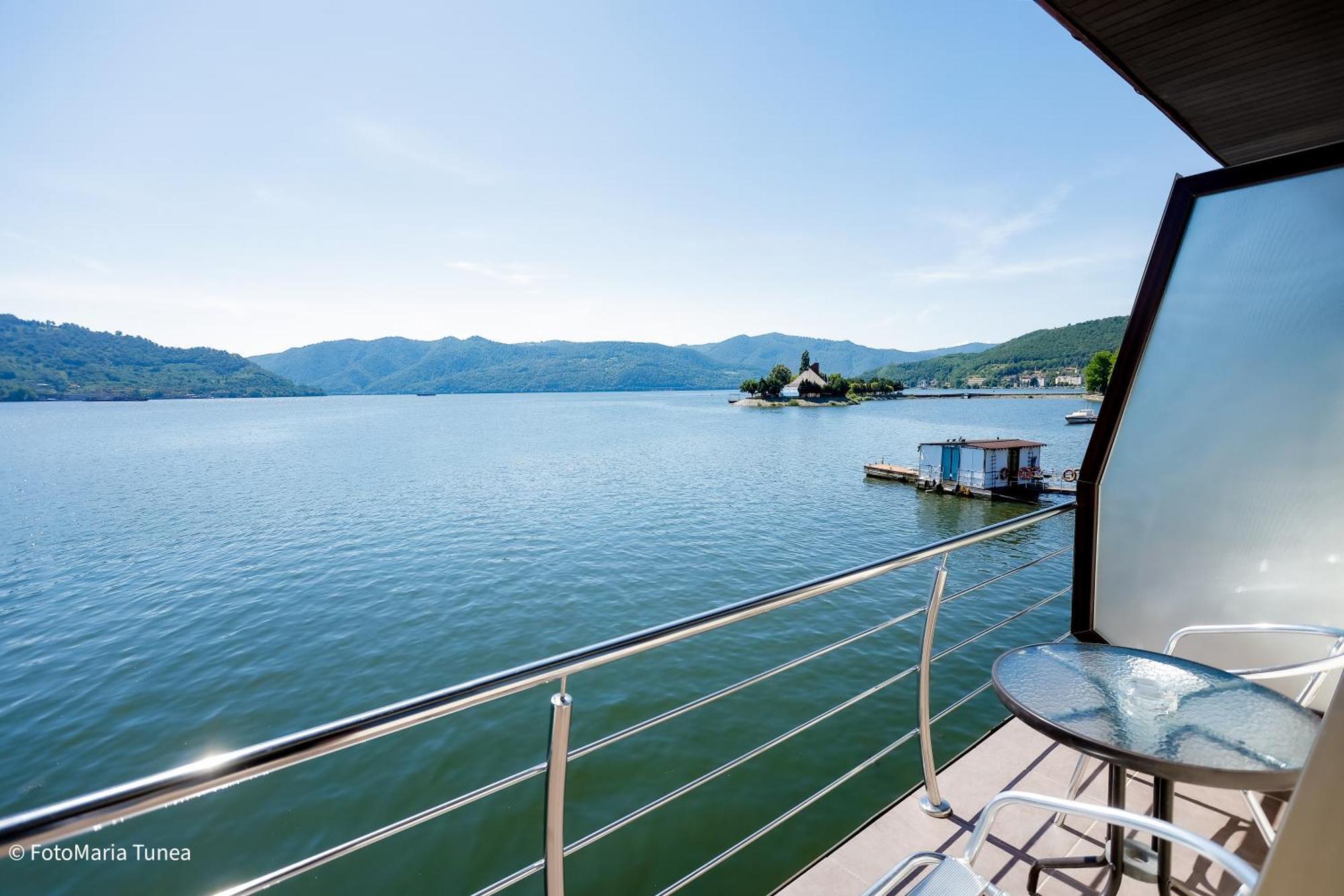 Cameră dublă cu vedere la lac