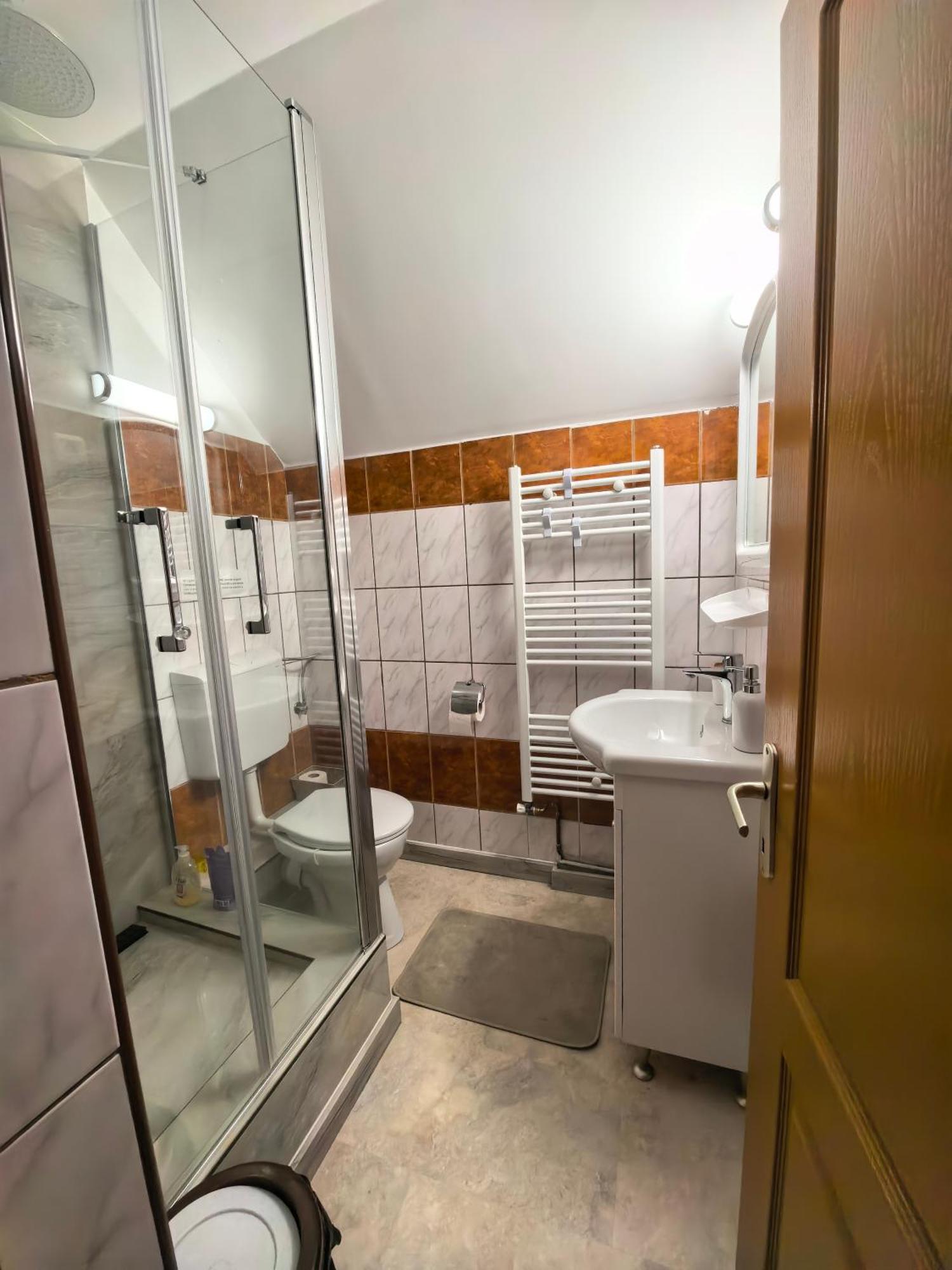 Cameră dublă cu baie privată