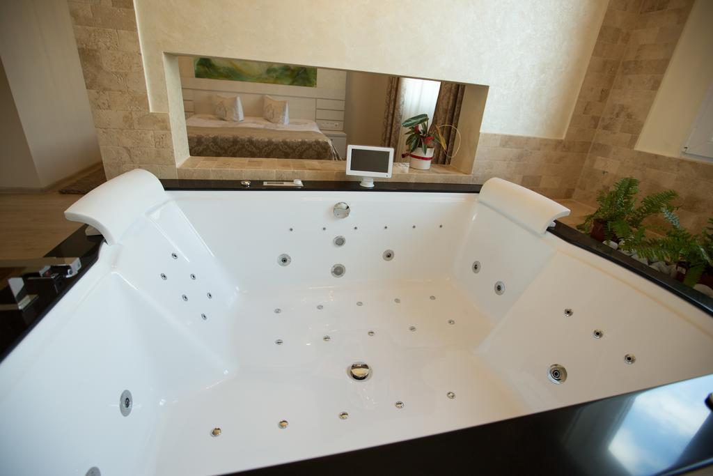 King Room with Whirlpool,190113925:JPEG